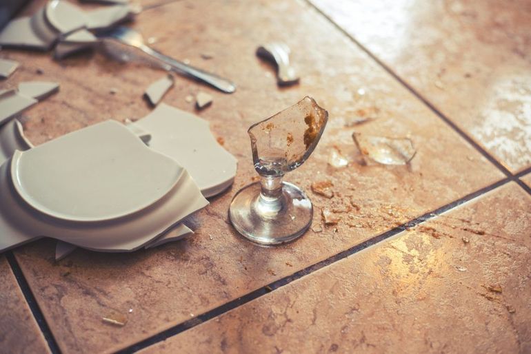 До чого сниться розбитий посуд: значення сну з битими тарілками і склянками за різними сонникам