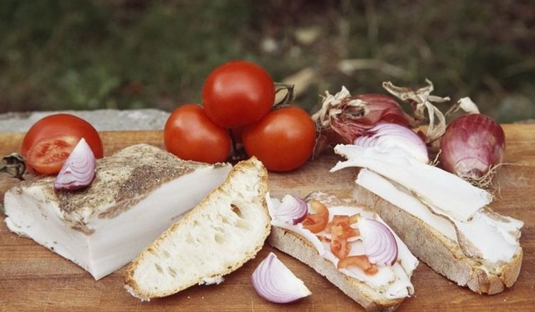 До чого сниться сало: свиняче, копчене або свіже, тлумачення з відомим сонникам