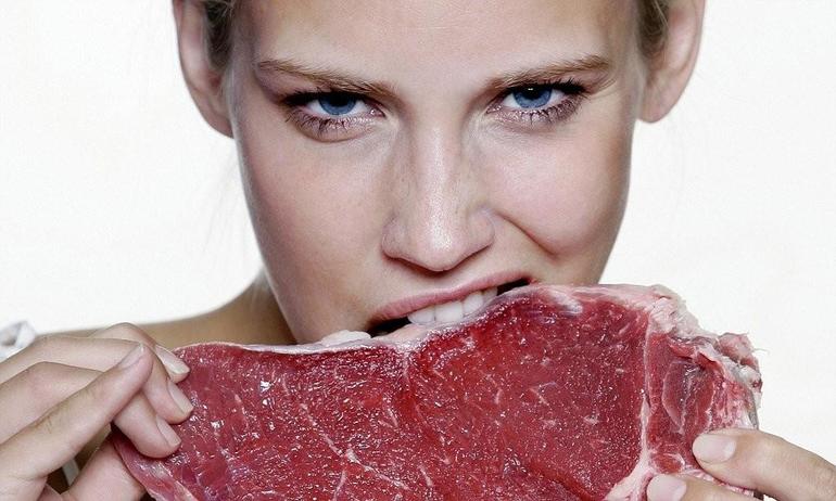 До чого сниться сире м’ясо з кров’ю: загальна інтерпретація, тлумачення з відомим сонникам
