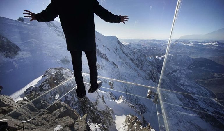 До чого сниться скло: биті вікна, підлога з осколками, тлумачення з сонників