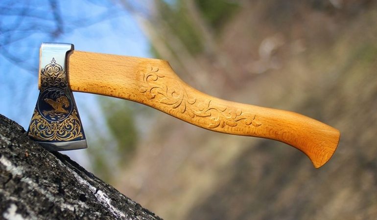 До чого сниться сокира: рубати м’ясо або дерево уві сні, значення по сонникам