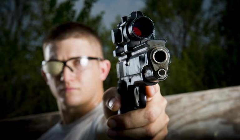 До чого сниться стрільба: бачити перестрілку з людиною, поранити тварину, направити зброю на мішень