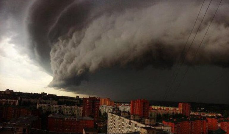 До чого сниться ураган: сильна буря, смерч, дощ з вітром