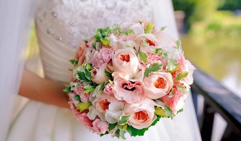 До чого сниться весільний букет: ловити незаміжнім дівчатам, нареченим, різні квіти в композиції