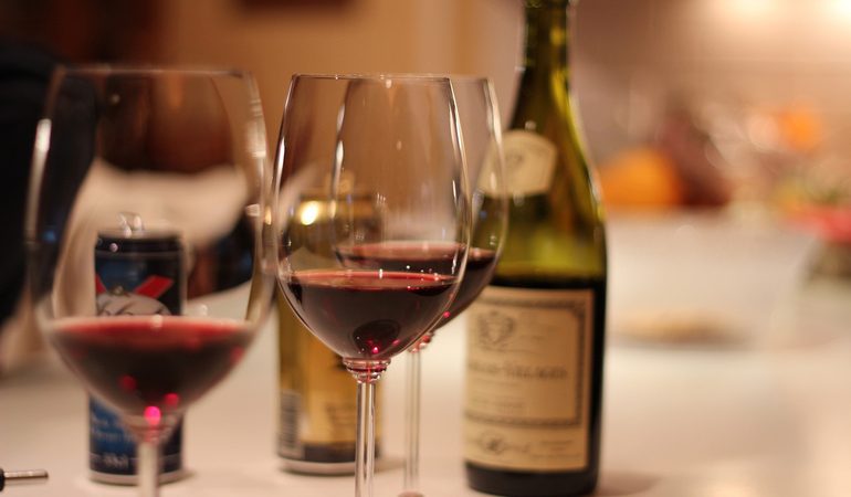 До чого сниться вино по соннику: в пляшці і в келиху, пити, купувати і продавати