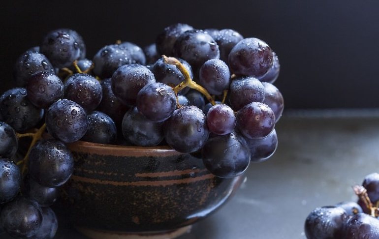 До чого сниться виноград: рвати і їсти ягоди уві сні, красти їх, значення по соннику