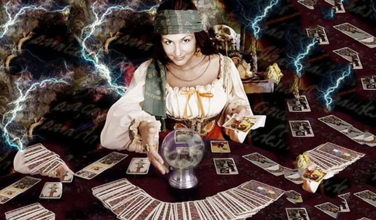 До чого сниться ворожка: тлумачення сонників, пророкування долі уві сні за картками і іншими способами