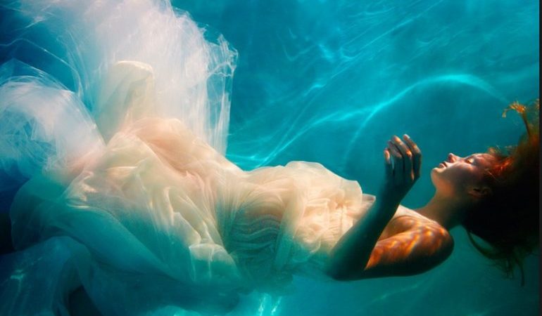 До чого сниться впасти в воду: можливі тлумачення сновидіння за сонником