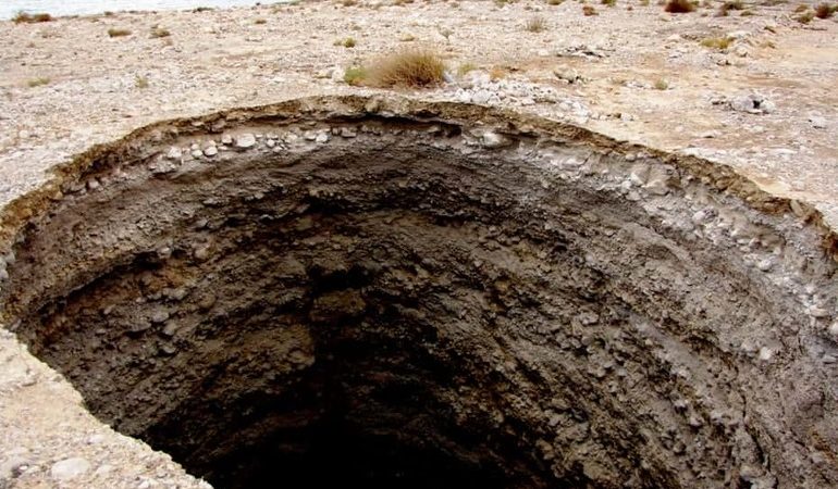 До чого сниться яма в землі: велика і маленька, з водою і сміттям, тлумачення різних сонників