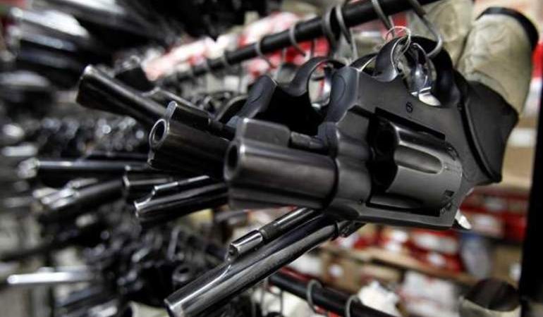 До чого сниться зброя вогнепальна або холодна: вбивство людини, автомат в руках у сновидіннях