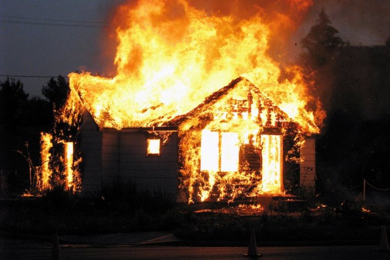 До чого сниться згорілий будинок: бачити в сні пожежа, тлумачення по сонникам