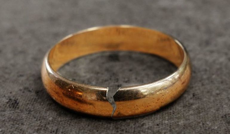 До чого сниться зламане обручку: тлумачення по сонникам снів з тріснутим золотим або простим прикрасою