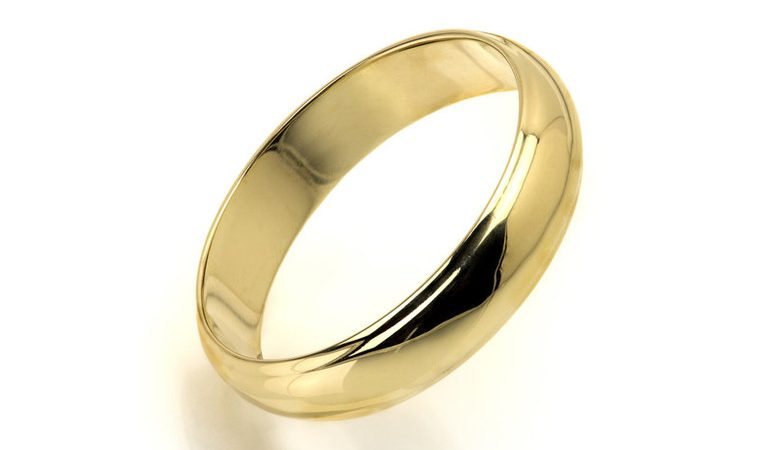 До чого сниться золоте кільце: значення сну, в якому довелося бачити, купувати або надягати перстень