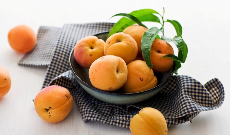 До чого сняться абрикоси: стиглі і гнилі, на дереві і на землі, тлумачення за різними сонникам
