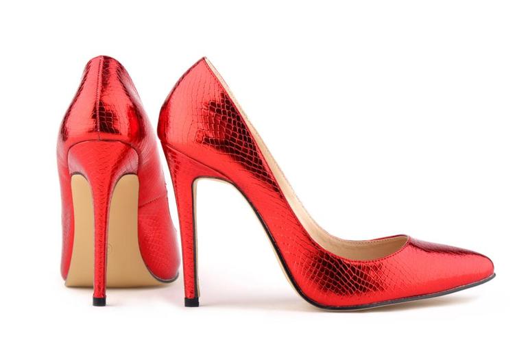 До чого сняться червоні туфлі по соннику: взуття на високому каблуці, значення для жінок і чоловіків