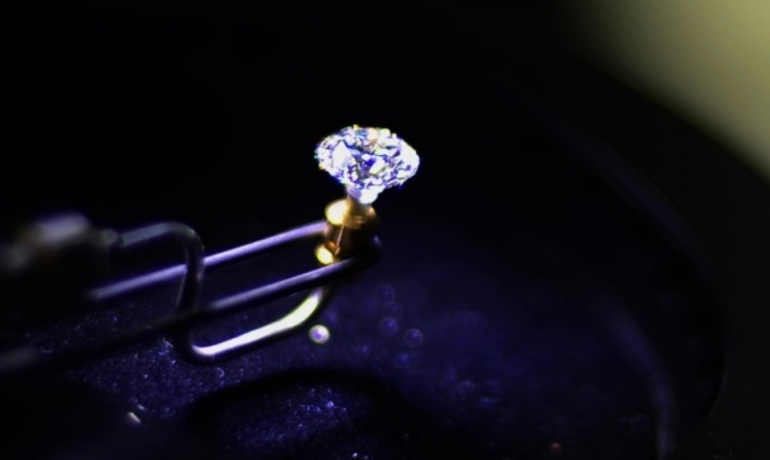 До чого сняться діаманти: втрачати або отримувати в подарунок, збирати алмазну розсип уві сні