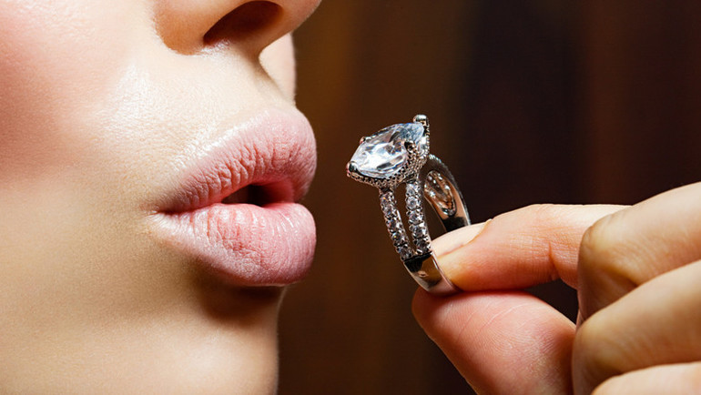 До чого сняться діаманти: втрачати або отримувати в подарунок, збирати алмазну розсип уві сні