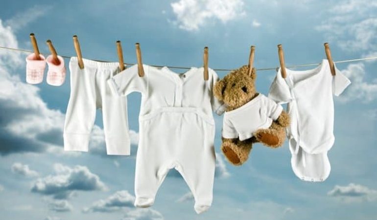 До чого сняться дитячі речі: покупка нового одягу для новонародженого, прання пелюшок і тлумачення по сонникам