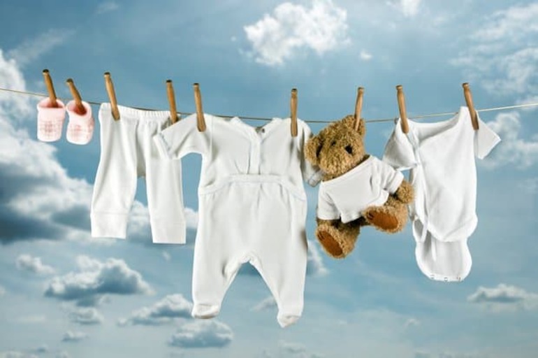 До чого сняться дитячі речі: покупка нового одягу для новонародженого, прання пелюшок і тлумачення по сонникам