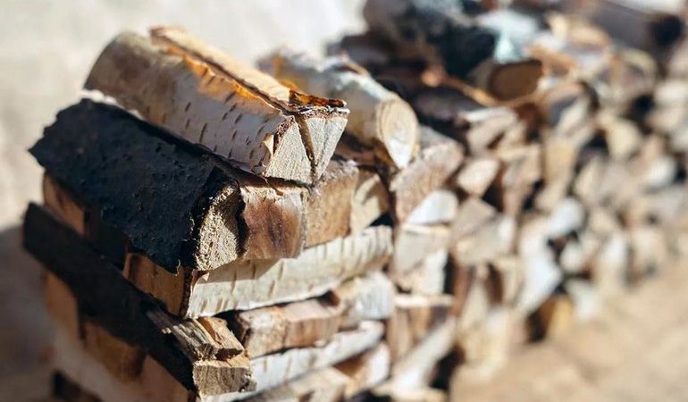 До чого сняться дрова: значення по сонникам, що означає пиляти колоди або складати стіс