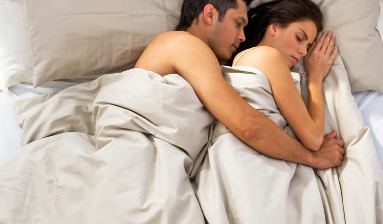 До чого сняться голі люди: чоловіки і жінки, колишні колеги та померлі родичі