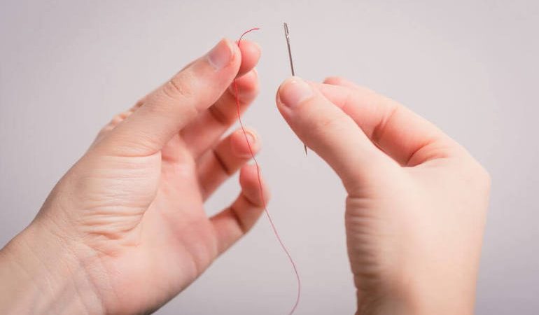 До чого сняться голки: що означає в соннику вколоти палець, займатися шиттям або увіткнути голку в який-небудь предмет