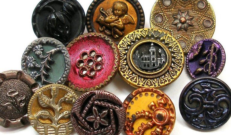 До чого сняться гудзики: застібати або пришивати їх на одязі, значення різнокольорових виробів по соннику