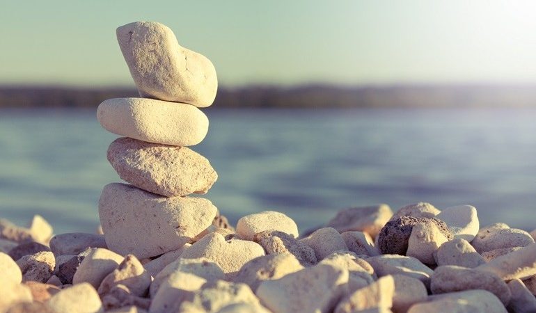 До чого сняться камені: бачити великі і маленькі камінчики у воді або на землі, збирати або кидати їх