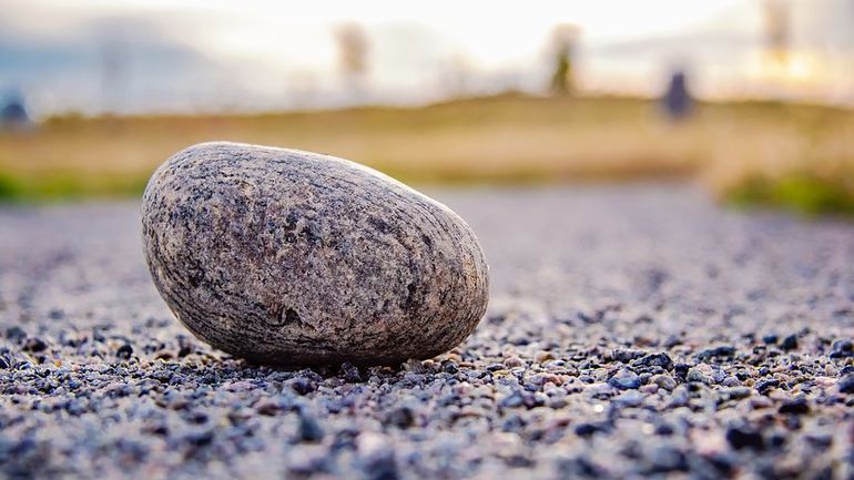 До чого сняться камені: бачити великі і маленькі камінчики у воді або на землі, збирати або кидати їх