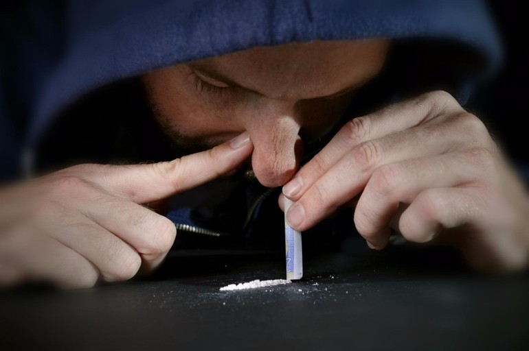 До чого сняться наркотики: значення сну з кокаїном, героїном і травою по сонникам Міллера, Фрейда та інших джерел