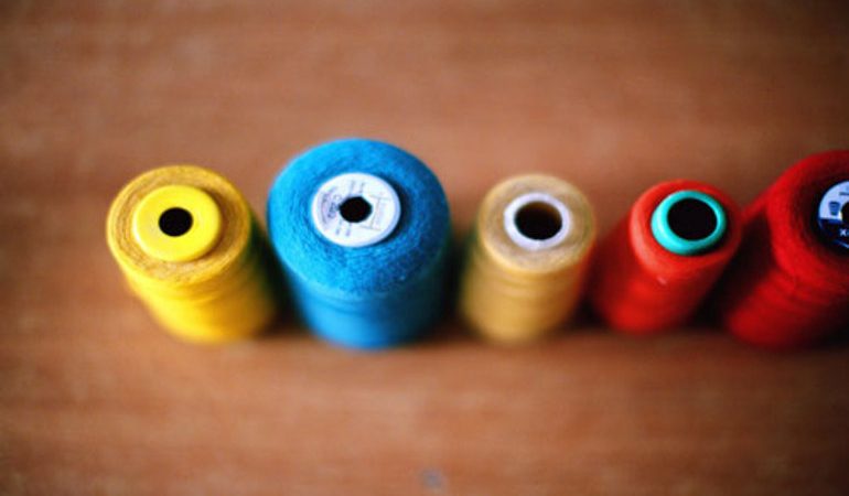 До чого сняться нитки: однотонні і кольорові, в котушці або без, тлумачення сну за сонниками