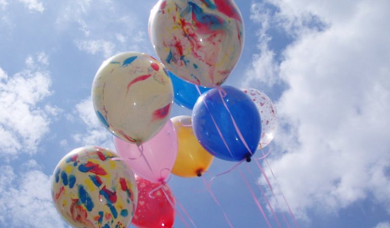 До чого сняться різнокольорові повітряні кулі: надувати кульки, бачити летять в небі, значення для дівчат
