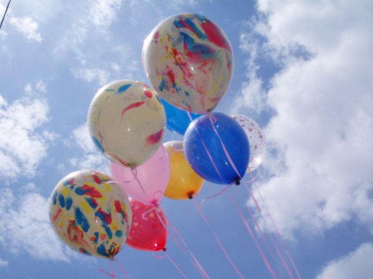 До чого сняться різнокольорові повітряні кулі: надувати кульки, бачити летять в небі, значення для дівчат