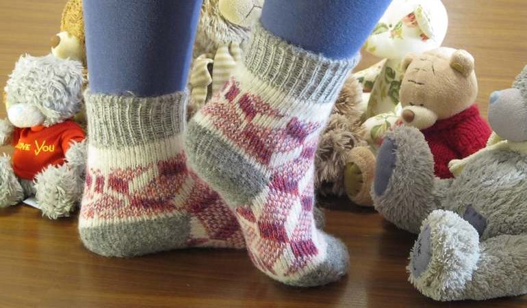 До чого сняться шкарпетки: що означає прати і купувати їх, одягати чи знімати, брудні й білі