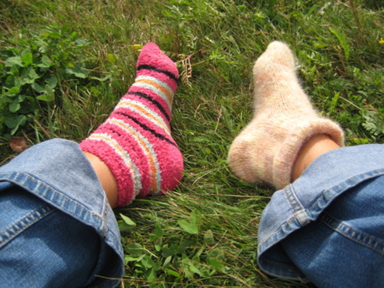 До чого сняться шкарпетки: що означає прати і купувати їх, одягати чи знімати, брудні і білі
