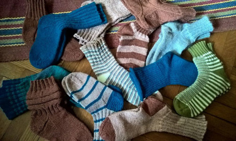 До чого сняться шкарпетки: що означає прати і купувати їх, одягати чи знімати, брудні і білі