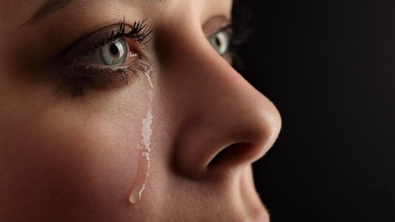 До чого сняться сльози свої, чужі: тлумачення по сонникам, значення сну для жінки і чоловіки