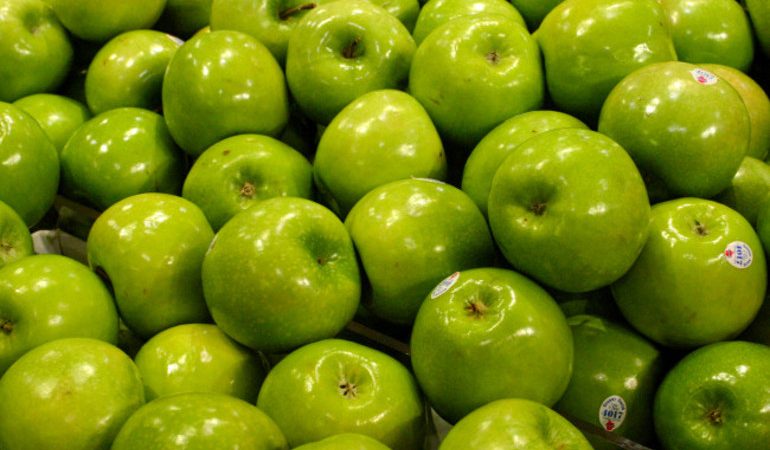 До чого сняться зелені яблука: зривати великі плоди з дерева, що значить є їх для чоловіка і жінки