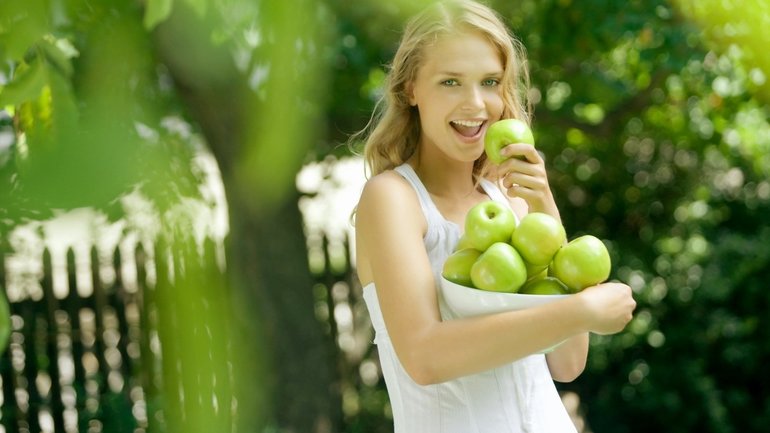 До чого сняться зелені яблука: зривати великі плоди з дерева, що значить є їх для чоловіка і жінки
