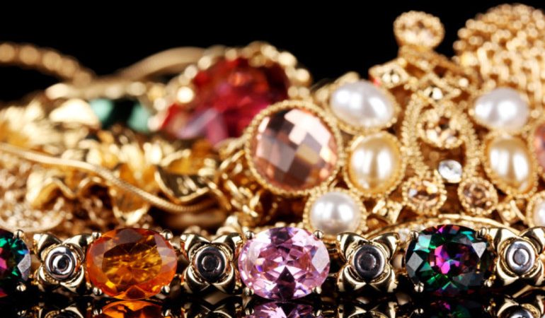 До чого сняться золото і золоті прикраси: що означає блиск коштовностей уві сні, тлумачення сонників