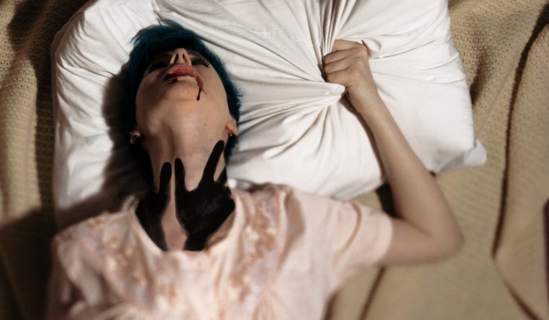 Душать у сні: стискають горло людини, в яких ситуаціях це може приснитися і що робити наяву