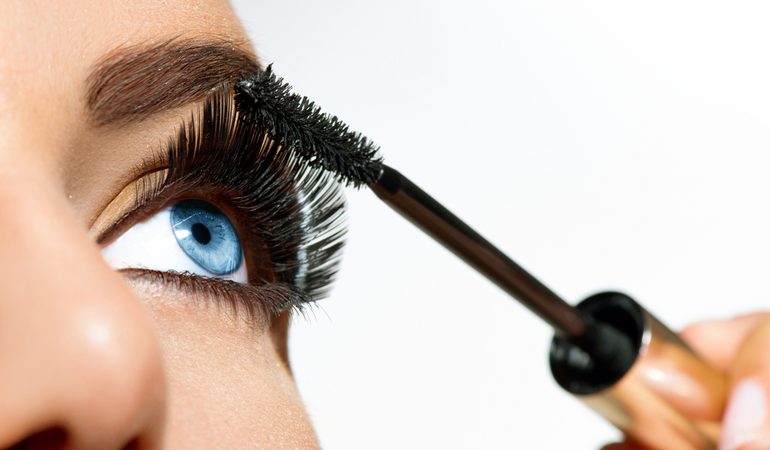 Фарбуватися у сні перед дзеркалом, до чого сниться косметика: тлумачення за авторитетним сонникам