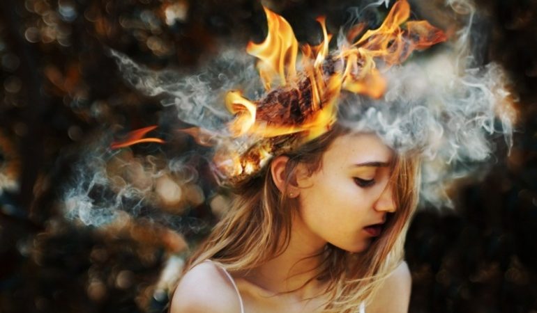 Горять волосся у сні: на власній голові або у іншої людини, тлумачення сонників