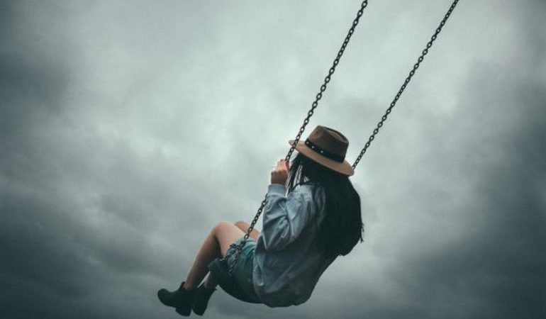 Гойдалки по соннику: до чого сниться гойдатися дівчині, жінці чи чоловікові, значення сну у Міллера та інших тлумачів