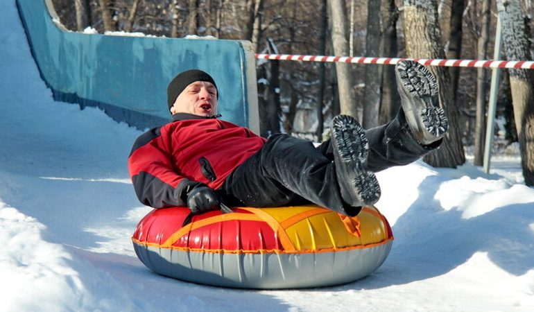 Кататися з гірки в сні по різним сонникам: спуск з водної, снігової та інших гірок