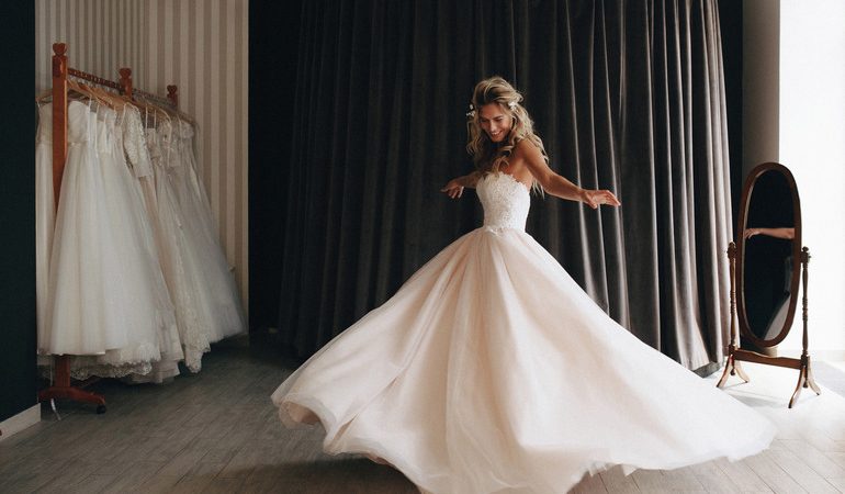 Купувати весільну сукню у сні: тлумачення відомими сониками; варіанти трактувань різних деталей мрії