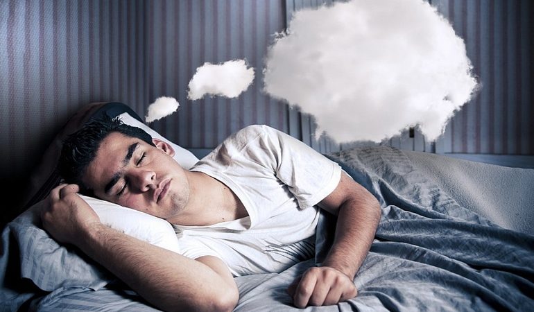 Людина сниться з суботи на неділю: тлумачення снів з коханим або колишнім