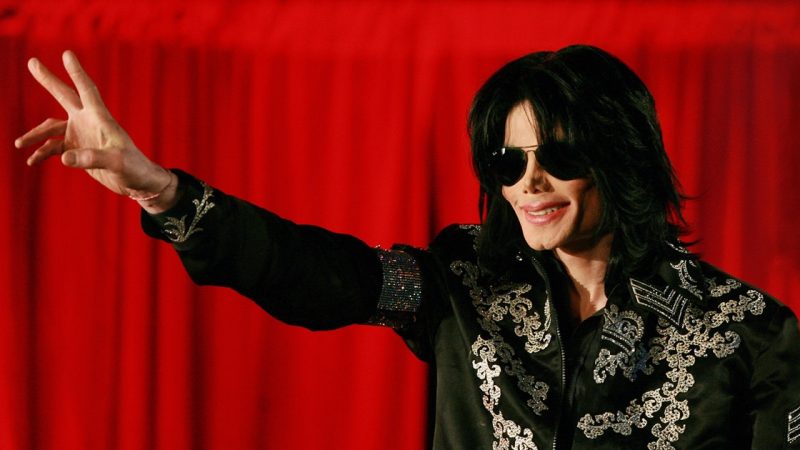 Майклу Джексону посмертно винесли вирок і звинуватили його в педофілії.