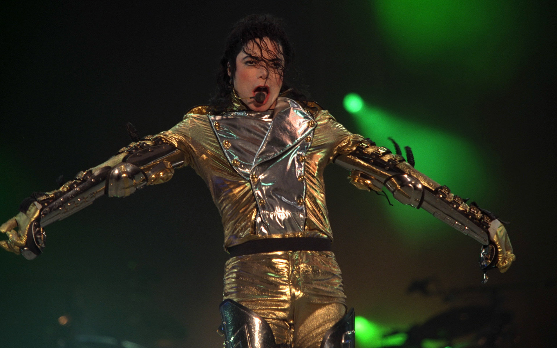 Майклу Джексону посмертно винесли вирок і звинуватили його в педофілії.