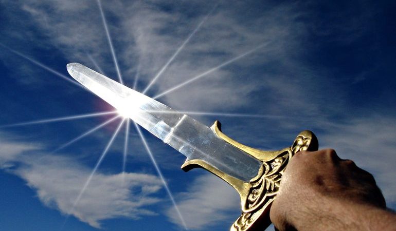 Меч сонники: трактування відомих езотериків бачити клинок або зброю в руках